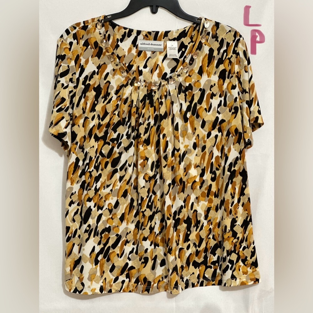 LADIES WHITE TOP WITH GOLD, BLACK & TAN DESIGNS & RHINESTONES